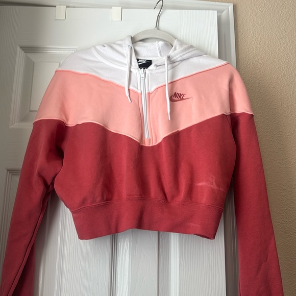 Nike Sweaters - Nike women’s cropped hoodie